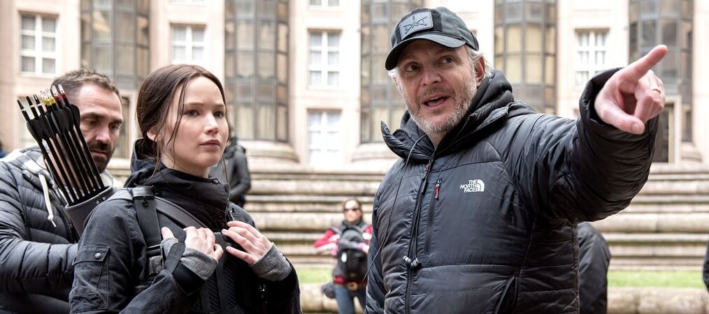 jennifer-lawrence-francis-lawrence-on-set jennifer lawrence francis lawrence on set